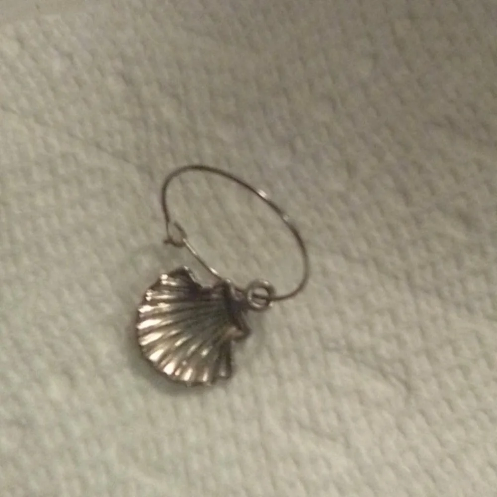 Silver shell charm - Picture 2 of 2